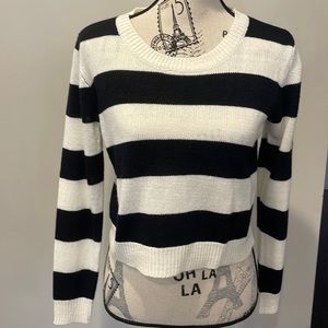 LIGHTWEIGHT CROP STRIPED SWEATER
